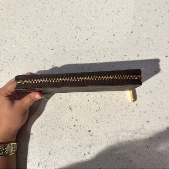 Louis Vuitton Zippy Wallet in Monogram - Picture 9 of 14